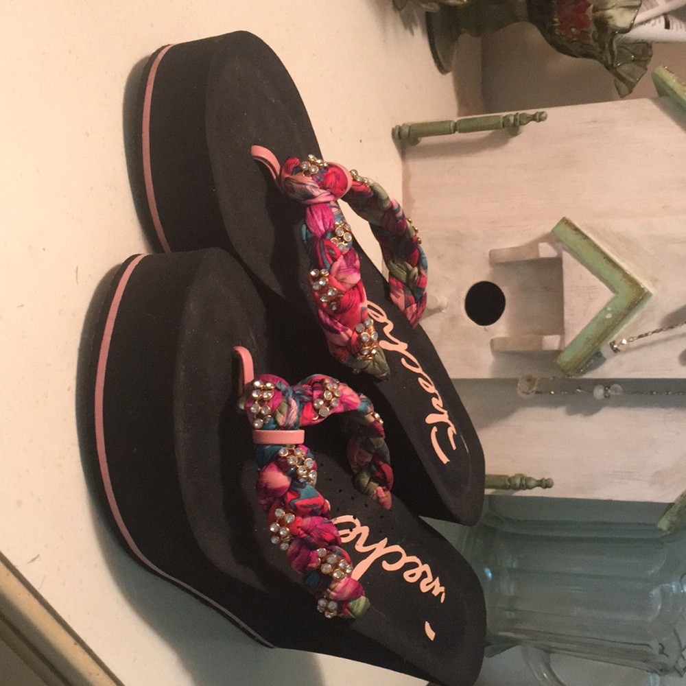 Skechers fabric/rhinestone wedge flip flops 7.5